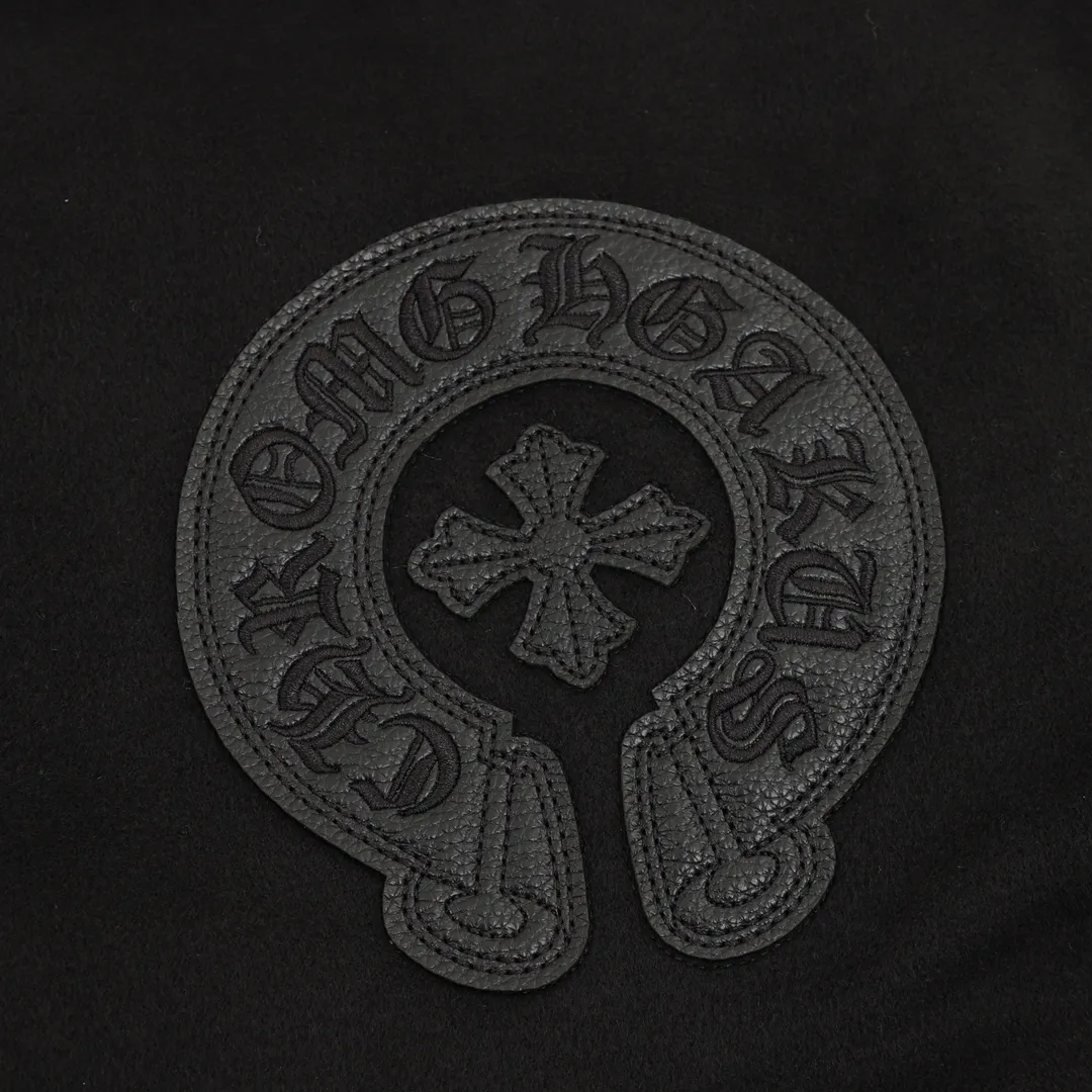 🅿️570 CH/Cro Heart Cross-leather patchwork baseball uniform jacket Warm reminder: It is recommended to hand wash or dry clean! ! This year is particularly popular. Baseball uniform jackets are available at all levels on the market (you must compare the details). The most powerful quality control. Baseball uniforms have been produced and researched for 7 years. The details are exquisite. With it, you will be the most handsome boy in the world. The fully painted four-button buckle (button with LOGO), the fabric is customized for more than a month. It is not ready-made in the market. It is made of wool blend, custom-woven and dyed. It has high color fastness. It is recommended to hand wash or dry clean for the first time. "Custom-woven knitted rib at the hem", the lining is made of silky and delicate cupro fiber material, which can be worn directly next to the body. It is extremely comfortable, a heavyweight item, purchase version! Size：XS-L